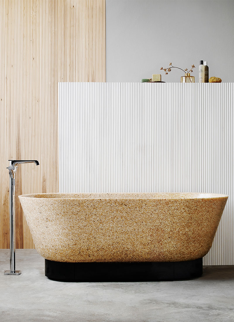 Woodio Flow badekar med oval form i fargen natural laget av 100 % vanntett trekompositt